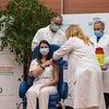 Một nhân viên y tế được tiêm vaccine ngừa COVID-19 tại Rome (Italy). (Ảnh: AFP/TTXVNN) 