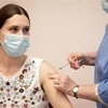 Tiêm vaccine ngừa COVID-19 cho người dân tại Paris (Pháp). (Ảnh: AFP/TTXVN)