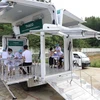 Tiêm vaccine phòng COVID-19 cho người dân trên xe tiêm chủng lưu động ở tỉnh Cao Bằng. (Ảnh: Chu Hiệu/TTXVN)