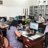 Người lao động làm thủ tục nhận hỗ trợ tại Bảo hiểm xã hội tỉnh Bạc Liêu. (Ảnh: Tuấn Kiệt/TTXVN)