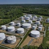 Các bể chứa nhiên liệu tại một trạm của công ty Colonial Pipeline ở Woodbine, bang Maryland (Mỹ). (Ảnh: AFP/TTXVN)