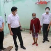 Phó Chủ tịch Ủy ban Nhân dân thành phố Đà Nẵng Trần Phước Sơn (thứ hai trái sang) cùng đoàn công tác kiểm tra hiện trường và lên kế hoạch hỗ trợ thiệt hại cho người dân. (Ảnh: Quốc Dũng/TTXVN)