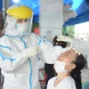 Xét nghiệm COVID-19 cho người dân ở Đà Nẵng. (Ảnh: Văn Dũng/TTXVN)
