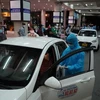 Xe taxi vận chuyển hành khách từ sân bay Cát Bi về nơi cách ly. (Nguồn: laodong.vn)