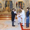 Đại sứ Phan Chí Thành trình Quốc thư lên Nhà Vua Maha Vajiralongkorn Phra Vajiraklaochaoyuhua. (Ảnh: TTXVN)