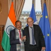 Cố vấn an ninh quốc gia Ấn Độ Ajit Doval và Ngoại trưởng Pháp Jean-Yves Le Drian ở Paris. (Nguồn: indianexpress.com)
