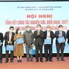 Phó Chủ tịch Ủy ban Nhân dân thành phố Hải Phòng Lê Khắc Nam tặng sách cho các đại biểu. (Ảnh: TTXVN)