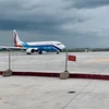 Máy bay trên đường lăn S7 mới hoàn thành - thuộc dự án cải tạo đường băng Tân Sơn Nhất, hồi tháng 9/2021. (Ảnh: TTXVN)
