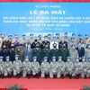Thượng tướng Hoàng Xuân Chiến - Thứ trưởng Bộ Quốc phòng cùng tùy viên quân sự các nước tại Việt Nam với Đội công binh số 1 và Bệnh viện dã chiến cấp 2 số 4 tại buổi lễ. (Ảnh: Trọng Đức/TTXVN)