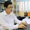 Nguyễn Đức Phát say mê tìm hiểu các thuật toán trong Excel. (Ảnh: Minh Thu/TTXVN)