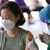 Tiêm vaccine phòng COVID-19 cho người nước ngoài tại quận Nam Từ Liêm (Hà Nội). (Ảnh: Hoàng Hiếu/TTXVN)