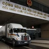 Các xe container chở hàng nông sản chờ làm thủ tục xuất khẩu sang Trung Quốc tại Cửa khẩu quốc tế đường bộ số 2 Kim Thành (Lào Cai). (Ảnh: Quốc Khánh/TTXVN)