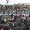 Người di cư tập trung tại cửa khẩu ở Kuznica, Đông Bắc Ba Lan, giáp giới Belarus ngày 18/11/2021. (Ảnh: AFP/TTXVN)