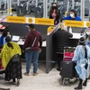 Hành khách đeo khẩu trang phòng lây nhiễm COVID-19 tại sân bay quốc tế Toronto ở Mississauga, Ontario (Canada), hồi đầu năm 2021. (Ảnh: THX/TTXVN)