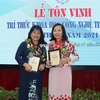 Cô giáo Hoàng Thị Kim Hồng (trái) là một trong 12 trí thức khoa học công nghệ tiêu biểu của tỉnh Thừa Thiên-Huế năm 2021. (Ảnh: Tường Vi/TTXVN)