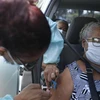 Tiêm phòng vaccine ngừa COVID-19 cho người dân tại Brasilia (Brazil). (Ảnh: THX/TTXVN)