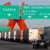 Các xe tải chở hàng hóa di chuyển qua khu vực biên giới Mexico-Mỹ ở Ciudad Juarez, bang Chihuahua (Mexico), ngày 4/4/2019. (Ảnh: AFP/TTXVN)