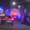 Xe cảnh sát và xe cứu thương được triển khai tại hiện trường vụ lao xe vào đoàn diễu hành ở Waukesha, bang Wisconsin (Mỹ), ngày 22/11/2021. (Ảnh: FOX News/TTXVN)