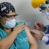 Nhân viên y tế tiêm vaccine ngừa COVID-19 cho người dân tại Lima (Peru), ngày 9/2/2021. (Ảnh: AFP/TTXVN)