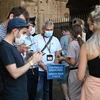 Nhân viên an ninh kiểm tra chứng nhận COVID-19 của khách tham quan tại Rome (Italy), ngày 6/8/2021. (Ảnh: AFP/TTXVN)