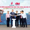 Lãnh đạo Liên doanh Việt-Nga Vietsovpetro thực hiện nghi thức đón dòng dầu đầu tiên từ giàn BK-18A và BK-19. (Ảnh: TTXVN)