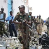 Binh sỹ quân đội quốc gia Somalia tại hiện trường một vụ tấn công của nhóm phiến quân Al-Shabab nhằm vào trụ sở Liên hợp quốc ở thủ đô Mogadishu. (Ảnh: AFP/TTXVN)