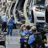 Công nhân lắp ráp ôtô tại một nhà máy của hãng Volkswagen ở Chattanooga (Đức). (Ảnh: AP/TTXVN)
