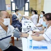 Kiểm tra sức khỏe trước khi tiêm vaccine phòng COVID-19 cho người dân tại Bệnh viện Đa khoa tỉnh Lạng Sơn. (Ảnh: Anh Tuấn/TTXVN)