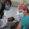 Tiêm chủng vaccine ngừa COVID-19 tại Pretoria (Nam Phi). (Ảnh: AFP/TTXVN)
