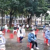 Người dân thành phố Đồng Xoài (Bình Phước) xếp hàng chờ tiêm vaccine, ngày 12/10/2021. (Ảnh: TTXVN)