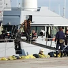 Người di cư được lực lượng chức năng Pháp giải cứu tại eo biển Manche và đưa về cảng Calais ở miền Bắc nước này, ngày 18/10/2021. (Ảnh: AFP/TTXVN)