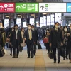 Người dân trên đường phố ở Tokyo (Nhật Bản), ngày 10/12/2020. (Ảnh: AFP/TTXVN)