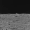 Một hình ảnh từ robot thám hiểm Thỏ Ngọc 2 của Trung Quốc cho thấy một vật thể hình khối phía chân trời, ở vùng tối của Mặt Trăng. (Nguồn: space.com)