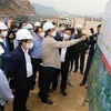 Phó Thủ tướng Lê Văn Thành yêu cầu các đơn vị xây dựng khẩn trương dồn lực thi công, dự phòng cho việc khó thi công thực hiện dự án vào mùa mưa. (Ảnh: Đức Phương/TTXVN)
