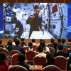 Bức ảnh chụp tại Macao ở miền Nam Trung Quốc vào ngày 9/12/2021, cho thấy thành viên phi hành đoàn Thần Châu 13 Vương Á Bình đang giảng bài từ trạm vũ trụ của Trung Quốc thông qua cuộc gọi video. (Nguồn: chinadaily.com.cn)