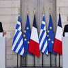 Tổng thống Pháp Emmanuel Macron (phải) và Thủ tướng Hy Lạp Kyriakos Mitsotakis phát biểu tại lễ ký thỏa thuận mua tàu khu trục ở Paris (Pháp), ngày 28/9/2021. (Ảnh: AFP/TTXVN)