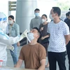 Nhân viên y tế lấy mẫu xét nghiệm cho người dân tại Đà Nẵng, hồi tháng 5/2021. (Ảnh: Văn Dũng/TTXVN)