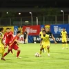 Tiền đạo Công Phượng (áo đỏ, phía trước) đi bóng trước các cầu thủ đội tuyển Malaysia. (Ảnh: TTXVN)