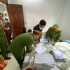 Lực lượng chức năng khám xét nơi ở và làm việc của Giám đốc DNTN Quang Đức. (Nguồn: cand.com.vn)