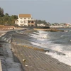 Tuyến kè chống xâm thực, góp phần giảm thiểu tình trạng xói lở bờ biển ở xã Tiến Thành, thành phố Phan Thiết (Bình Thuận). (Ảnh: Nguyễn Thanh/TTXVN)