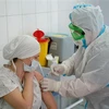 Nhân viên y tế tiêm vaccine phòng COVID-19 tại bệnh viện ở thành phố Brovary (Ukraine). (Ảnh: THX/TTXVN)