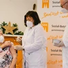 Tiêm vaccine phòng COVID-19 cho người cao tuổi tại một viện dưỡng lão ở Cologne (Đức). (Ảnh: THX/TTXVN)