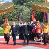 Quốc vương Campuchia Norodom Sihamoni chủ trì Lễ đón Chủ tịch nước Nguyễn Xuân Phúc tại Cung điện Hoàng gia, ngày 21/12/2021. (Ảnh: Thống Nhất/TTXVN)