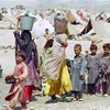 Phụ nữ và trẻ em tại một trại tị nạn ở Jalalabad (Afghanistan). (Ảnh: AFP/TTXVN)