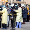 Người dân xếp hàng chờ xét nghiệm COVID-19 tại bệnh viện Mount Sinai ở Toronto (Canada). (Ảnh: Reuters/TTXVN)