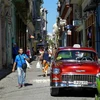 Người dân trên đường phố La Habana (Cuba). (Ảnh: AFP/TTXVN)