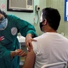 Nhân viên y tế tiêm thử nghiệm vaccine Soberana 2 phòng COVID-19 của Cuba cho tình nguyện viên tại La Habana, ngày 31/3/2021. (Ảnh: AFP/TTXVN)