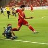 Pha vào bóng quyết liệt và nguy hiểm của cầu thủ Thái Lan (áo xanh) trong trận bán kết lượt đi với đội tuyển Việt Nam tại AFF Cup 2020, trên sân vận động Quốc gia Singapore, tối 23/12/2021. (Ảnh: Thế Vũ/TTXVN)
