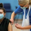 Nhân viên y tế tiêm vaccine phòng COVID-19 ở phía Bắc London (Anh) ngày 25/6/2021. (Ảnh: Getty Images/TTXVN)