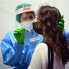 Nhân viên y tế lấy mẫu xét nghiệm COVID-19 cho người dân tại Barcelona (Tây Ban Nha). (Ảnh: AFP/TTXVN)